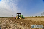 10月29日，在安徽省阜南县鹿城镇王庄村田地里，播种机正在忙碌来回穿梭播种小麦。 - 安徽新闻网