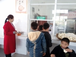 老师照看孩子盛菜 - 安徽新闻网