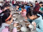 孩子们正在快乐享受营养午餐 - 安徽新闻网