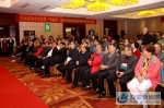 7、出席活动开幕式的各级领导与参赛的全体运动员一起观看凤阳县老体协精心准备的文体节目演出 - 安徽新闻网