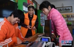 黄斌（左一）为村民免费修手机。 - 安徽网络电视台