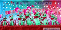 1、市老体协代表队表演的花鼓灯舞蹈《晚霞》.jpg - 安徽新闻网