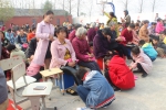 图为村民和学生代表为家长和婆婆梳头洗脚。 - 安徽新闻网