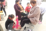 图为村民和学生代表为家长和婆婆梳头洗脚。 - 安徽新闻网