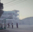 垃圾燃烧时，操场上烟雾弥漫。（图片由受访人提供） - 安徽网络电视台