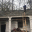 图为工作人员在为贫困户修缮房屋 - 安徽新闻网