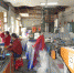 图为塑料制品厂技工，正在利用午休时间检测产品质量。 - 安徽新闻网