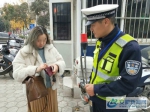 市民捡钱包拾金不昧 交警帮助其寻找失主 - 安徽新闻网
