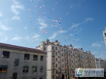 气球带着孩子的梦想和希望飞向天空3 - 安徽新闻网