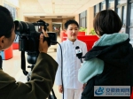 冠军获得者汪溢同学在接受县电视台记者采访 - 安徽新闻网