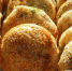 安徽新闻网(www.ahnews.org)讯：临涣马蹄烧饼，因外形似马蹄而得名，是淮北市当地有名小吃。其主要原料是面粉、猪油、芝麻、葱花等。 - 安徽新闻网