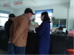 图为工作人员向老人宣传理赔流程 - 安徽新闻网