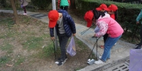 小小志愿者 认真捡垃圾 - 安徽新闻网