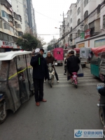 吕柏林老人正在疏导交通 - 安徽新闻网