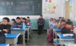 负责二年级组的工会主席孟浩，正在二(3)班听语文老师程松涛的课——《狐假虎威》。 - 安徽新闻网