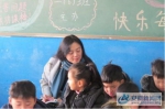 周玲在聆听郭静老师的语文课——《乌鸦喝水》。 - 安徽新闻网