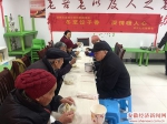 邀请辖区老人一起吃饺子.JPG - 安徽经济新闻网