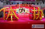 3、凤阳县老体协钱杆子分会演出队表演的彩扇拼字造型新颖独特 - 安徽新闻网