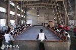 【组图】36.3平方米 泾县76名工人配合制作“世界最大宣纸” - 中安在线