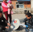 工作人员正在为村民安装广播电视卫星接收器0.jpg - 安徽新闻网
