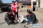 工作人员正在为村民安装广播电视卫星接收器0.jpg - 安徽新闻网