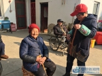 志愿者陪老人唠嗑 - 安徽新闻网