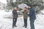 校领导带头和师生党员一起清理积雪 全力保障师生安全 - 安徽科技学院