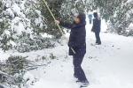 校领导带头和师生党员一起清理积雪 全力保障师生安全 - 安徽科技学院