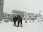 校领导带头和师生党员一起清理积雪 全力保障师生安全 - 安徽科技学院