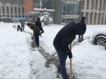 校领导带头和师生党员一起清理积雪 全力保障师生安全 - 安徽科技学院