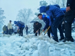 校领导带头和师生党员一起清理积雪 全力保障师生安全 - 安徽科技学院