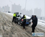 五河县交警全警上路应对大雪保安全 - 安徽新闻网