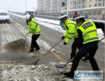 五河县交警全警上路应对大雪保安全 - 安徽新闻网