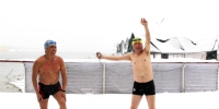 图为冬泳爱好者在做入水前的准备。 - 安徽新闻网