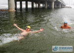 图为冬泳爱好者在宿州市新汴河景区雪中冬泳。 - 安徽新闻网