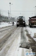 西泉镇欢塘村清理道路积雪 - 安徽新闻网