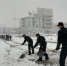 民警清除路面积雪 - 安徽新闻网