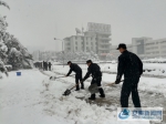 民警清除路面积雪 - 安徽新闻网