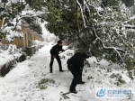 民警清理被雪压断的树枝 - 安徽新闻网