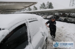 图为民警帮被大雪围困的车主推车 - 安徽新闻网