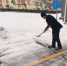 金寨县燕子河镇党员干部齐上阵 铲冰除雪保安全 - 安徽新闻网
