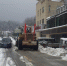 安徽路桥公司提供的铲车对积雪较为严重的乡村道路进行积雪清除工作 - 安徽新闻网