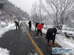 舒城县高峰乡全体乡干有序进行除雪工作 - 安徽新闻网