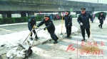 合肥城管队员自制“铲雪神器” - 中安在线