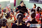 欧家玲教孩子们打花鼓、唱民歌（2009年） - 安徽新闻网