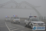 浓雾天气下的六安交管大队 迅速行动保交通 - 安徽新闻网