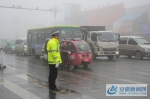 浓雾天气下的六安交管大队 迅速行动保交通 - 安徽新闻网
