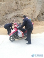 摩托车路边摔倒 安庆民警偶遇忙相助 - 安徽新闻网