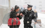 冰雪再袭安徽 警徽在寒风暴雪中闪耀 - 公安厅