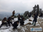 清扫人员在冰天雪地中吃午餐 - 安徽新闻网